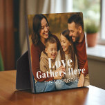 Placa Expositora El amor fotográfico familiar personalizado se reún<br><div class="desc">Celebre el corazón de su casa con esta placa fotográfica personalizada,  que muestra su momento familiar favorito y su apellido personalizado. Un acento cálido y significativo para estantes,  escritorios o chimenea,  perfecto para vacaciones,  mimos domésticos o recordatorios cotidianos de unión.</div>