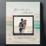 Placa Expositora El amor y la foto de la boda de la playa<br><div class="desc">placa de boda para la pareja recién casada que tuvo una boda en la playa o en el destino de la playa. Personalizar con su foto de fondo (o salir como está), su foto de boda, nombres, fecha de boda, ubicación y coordenadas. Para obtener las coordenadas de la ubicación de...</div>