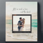Placa Expositora El amor y la foto de la boda de la playa<br><div class="desc">placa de boda para la pareja recién casada que tuvo una boda en la playa o en el destino de la playa. Personalizar con su foto de fondo (o salir como está), su foto de boda, nombres, fecha de boda, ubicación y coordenadas. Para obtener las coordenadas de la ubicación de...</div>
