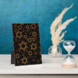 Placa Expositora El feliz Hanukkah de SlipperyJoe, múltiples estrel<br><div class="desc">El Feliz Hanukkah de SlipperyJoe múltiples estrellas de David patrón artístico Celebración herencia de la identidad judía Hebreo Chanukah regalos decorativos Judaísmo símbolo significativo religión varios tamaños tonos dorados marrones atractivos visualmente diseño intrincado</div>