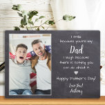 Placa Expositora El gracioso poema de papá personaliza el Día del P<br><div class="desc">Sorpresa papá este día de los padres con una placa fotográfica personalizada de 3. "Sonrío porque eres mi DAD, me río porque no hay nada que puedas hacer al respecto". Personaliza esta placa de papá con foto, mensaje y nombre favoritos. Visita nuestra colección para los mejores regalos del día de...</div>