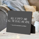 Placa Expositora El infierno es una cita vacía de Shakespeare<br><div class="desc">Tabletop de la placa de la tipografía de estilo minimalista con la famosa cita "Hell is Empty" de The Tempest de William Shakespeare. Tipo de letra blanco casual para escritura a mano en fondo gris carbón.</div>