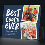 Placa Expositora El mejor entrenador de la marina dos equipo de fot<br><div class="desc">Digan gracias a un gran entrenador y celebren una maravillosa temporada con esta divertida placa de dos fotos con un esquema de color blanco y marino. Personalízalo con tu propio texto para conmemorar una temporada exitosa. ¡Es una buena manera de mostrar su aprecio por cualquier temporada deportiva y atletas jóvenes...</div>
