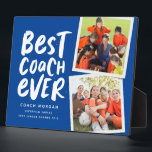 Placa Expositora El mejor entrenador del equipo azul de dos fotos g<br><div class="desc">Digan gracias a un gran entrenador y celebren una maravillosa temporada con esta divertida placa de dos fotos con un esquema de colores azul y blanco real. Personalízalo con tu propio texto para conmemorar una temporada exitosa. ¡Es una buena manera de mostrar su aprecio por cualquier temporada deportiva y atletas...</div>