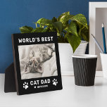 Placa Expositora El mejor gato del mundo, papá, Personalizado de Bl<br><div class="desc">Este sencillo y moderno cartel de placa de personalizado cuadrado con fotos en placa muestra un espacio fotográfico en forma de retrato con la frase "El mejor papá gato del mundo" del personalizado con nombres de mascotas gatitos de estilo negro moderno con adorables huellas de pata, acento cardíaco y personalización...</div>