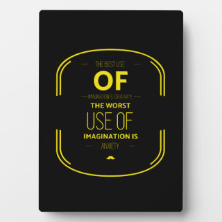 Placa Expositora El mejor uso de la imaginación es la creatividad e