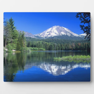 Placa Expositora El Mt. Lassen se eleva sobre el lago Manzanita