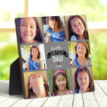Placa Expositora El papá más grande del mundo moderno de 8 Collages<br><div class="desc">"El papá más grande del mundo". Dile a papá lo que realmente piensas de él. La moderna tipografía blanca, fresca, el corazón rojo y una pancarta negra sobre un fondo gris. Añade ocho fotos preciadas de tu elección y personalizar el nombre o nombres para la placa fotográfica de keepsake perfecta...</div>