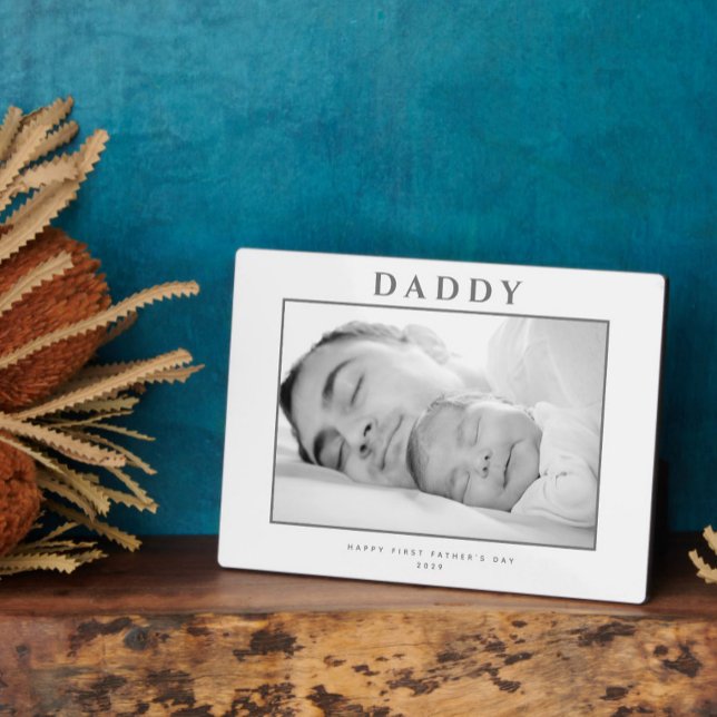Placa Expositora El primer día del padre: Gris mudo personalizado (Easily personalize this elegant photo name plaque for a very special gift he'll treasure.)