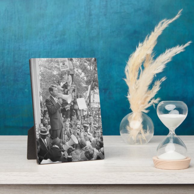 Placa Expositora El senador Robert Kennedy haciendo campaña por el  (Lado)