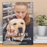 Placa Expositora El verdadero amor tiene 4 patas Personalizado Masc<br><div class="desc">¡El Verdadero Amor Tiene Cuatro Palas! Celebra a tu mejor amigo con una placa fotográfica de perro única y personalizado. Sorprende a tu amante favorito del perro, ya sea un cumpleaños, el día de la madre, día de San Valentín o Navidades con esta linda placa de perro con fotos de...</div>