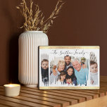 Placa Expositora Elegante blanco y oro moderno añada tu familia de<br><div class="desc">Plantilla sencilla con diseño minimalista para personalizar con su nombre,  texto y fotos. Tenga en cuenta que el oro se simula con tinta impresa.</div>