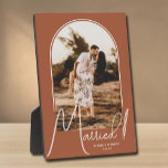 Placa Expositora Elegante Boda Arch Terracotta Foto<br><div class="desc">Una nota especial muestra la foto de su boda en un elegante diseño de arco con el texto "Casado" en texto de moda junto con sus nombres y fecha de boda. Hermoso regalo para su familia y un fabuloso recuerdo para mostrar en su propia casa. ¡Se puede cambiar el color...</div>