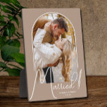 Placa Expositora Elegante Boda Arco Foto Beige<br><div class="desc">Una nota especial muestra su foto boda en un elegante diseño de arco con el texto "Casado" en texto de moda junto con sus nombres y fecha boda en un fondo beige. Hermoso regalo para su familia y un fabuloso recuerdo para mostrar en su propia casa. ¡Se puede cambiar el...</div>