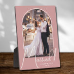 Placa Expositora Elegante Boda de Arco Foto Rosa Dusty<br><div class="desc">Una nota especial muestra su foto boda en un elegante diseño de arco con el texto "Casado" en texto de moda junto con sus nombres y fecha boda en un polvoriento fondo rosa. Hermoso regalo para su familia y un fabuloso recuerdo para mostrar en su propia casa. ¡Se puede cambiar...</div>