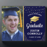Placa Expositora Elegante Clase Navy & Gold de Graduación 2025 Foto<br><div class="desc">Una elegante placa fotográfica de graduación,  con un fondo azul marino que se puede cambiar a cualquier color,  luces de trineo de cuerdas,  esquinas purpurinas de oro,  un tapón de graduación dorado y texto que se puede personalizar fácilmente.</div>