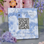 Placa Expositora Elegante código QR blanco y azul Rótulo del fondo<br><div class="desc">Diseño lindo con corazones y tipografía de escritura elegante en colores blanco y azul cielo. Texto a personalizar.</div>