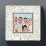 Placa Expositora Elegante foto personalizada de la Marina de la Pla<br><div class="desc">Este elegante diseño presenta su foto favorita rodeada de un marco de conchas y coral. #home #Decoración #DecoraciónDeCasa #Marítimo #Maravillas #Coral #Interiors #CasaInterior #Diseño #Placas #Carteles #Familia #Regalos #Personalización Regalos #Fotoregalos #CasaDePlaya #Alojamiento #Navegación #Barco de Navegación #Yacht #Amo #Decoración Náutica</div>