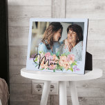 Placa Expositora Elegante guión de flor te ama mamá foto<br><div class="desc">Envía un hermoso regalo personalizado a tu madre que ella apreciará para siempre. Haz que esta hermosa placa de color de la flor de acuarela tenga fotos personalizadas del día de la madre para mostrar tus propias fotos familiares y recuerdos especiales. Nuestro diseño presenta un diseño fotográfico simple con "mamá"...</div>
