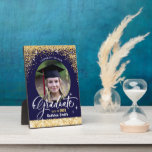Placa Expositora Elegante Purpurina de oro Sparkling Foto de gradua<br><div class="desc">Elegante Purpurina de oro Sparkling Graduation Photo Plaque. ¡Felicitaciones al GRAD! Felicidades por su merecido éxito y festejarlos con esta hermosa placa de mesa con caballete de caballete. Todos los textos están preorganizados para que puedas personalizarlos fácil y rápidamente con tus propios detalles.</div>