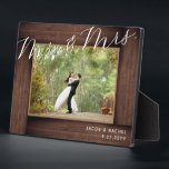 Placa Expositora Elegante Sr. Foto de Boda Rústico y Mrs Script<br><div class="desc">Este diseño presenta un falso "marco" rústico de madera y un texto de escritura elegante. Haga clic en el botón personalizar para obtener más flexibilidad en la modificación del texto. En nuestra tienda, zazzle.com/store/doodlelulu, se encuentran disponibles variantes de este diseño, diferentes tipos de papel y productos de coordinación. Contáctenos si...</div>