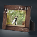 Placa Expositora Elegante Sr. Foto de Boda Rústico y Mrs Script<br><div class="desc">Este diseño presenta un falso "marco" rústico de madera y un texto de escritura elegante. Haga clic en el botón personalizar para obtener más flexibilidad en la modificación del texto. En nuestra tienda, zazzle.com/store/doodlelulu, se encuentran disponibles variantes de este diseño, diferentes tipos de papel y productos de coordinación. Contáctenos si...</div>