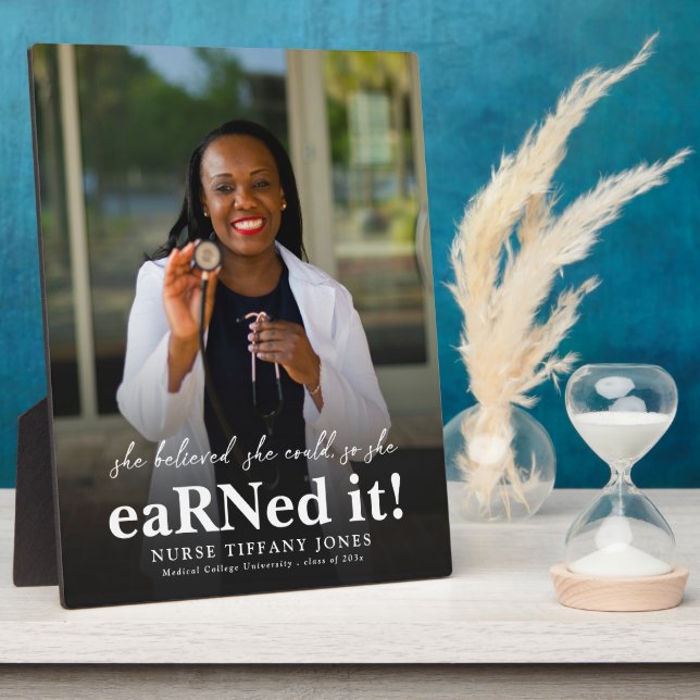 Placa Expositora Ella Creía Que Podía Licenciar A Una Enfermera. (Lado)