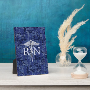 Placa Expositora Enfermera inscrita RN Caduceus en camo azul de la 