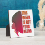 Placa Expositora Esta Reina NO es tu Mes de Historia Negra NEGRO<br><div class="desc">Elegante Esta Reina NO es tu placa del Mes de la Historia Negra NEGRO, que muestra el perfil lateral de la reina afro con texto en negrita. Este texto de declaración está inspirado en una famosa cita de un influyente escritor afroamericano, y es un regalo ideal para cualquier celebración caribeña...</div>