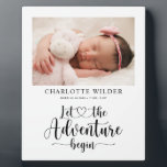Placa Expositora Estadísticas de recién nacidos de bebé fotográfico<br><div class="desc">Una adorable placa fotográfica de bebé con estadísticas de nacimiento, con un pronunciamiento de guión de caligrafía: que comience la aventura. La cita de la caligrafía incluye un corazón dulce que une la frase. Simplemente agrega tu foto favorita del recién nacido para crear esta placa de keepsake que disfrutarás en...</div>