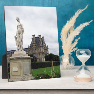 Placa Expositora Estatua en el Louvre Grounds