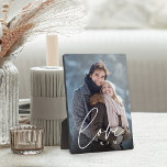 Placa Expositora Exceso de escritura de amor Fotografía de parejas<br><div class="desc">Crea un dulce sabor de tu boda,  luna de miel o momento especial con esta hermosa placa fotográfica personalizado que es perfecta para parejas. Añade una foto vertical favorita,  con "amor" colocado en elegantes letras blancas,  y tus iniciales debajo.</div>
