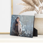 Placa Expositora Exceso de escritura de amor Fotografía de parejas<br><div class="desc">Crea un dulce sabor de tu boda,  luna de miel o momento especial con esta hermosa placa fotográfica personalizado que es perfecta para parejas. Añade una foto horizontal favorita,  con "amor" colocado en letras elegantes de escritura blanca,  y tus iniciales debajo.</div>