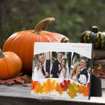 Placa Expositora Fall Leaf Collage de fotos recién casado Boda de o<br><div class="desc">Esta hermosa placa fotográfica de la invitación boda Acción de Gracias muestra un elegante collage de 3 fotografías bajo las palabras naranjas We Eloped. Esta fotografía de hoja de otoño con madera blanca a la moda detrás de las hojas es una tarjeta de vacaciones de moda para decorar con sus...</div>