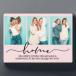 Placa Expositora Familia doméstica dice tipografía moderna tres fot<br><div class="desc">Este diseño moderno muestra tres de tus fotos favoritas con el texto "hogar - la historia de quiénes somos y una colección de todas las cosas que amamos" en la tipografía moderna.</div>