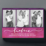 Placa Expositora Familia doméstica dice tipografía moderna tres fot<br><div class="desc">Este diseño moderno muestra tres de tus fotos favoritas con el texto "hogar - la historia de quiénes somos y una colección de todas las cosas que amamos" en la tipografía moderna.</div>