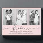 Placa Expositora Familia doméstica dice tipografía moderna tres fot<br><div class="desc">Este diseño moderno muestra tres de tus fotos favoritas con el texto "hogar - la historia de quiénes somos y una colección de todas las cosas que amamos" en la tipografía moderna.</div>