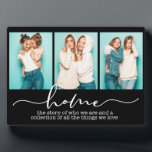 Placa Expositora Familia doméstica dice tipografía moderna tres fot<br><div class="desc">Este diseño moderno muestra tres de tus fotos favoritas con el texto "hogar - la historia de quiénes somos y una colección de todas las cosas que amamos" en la tipografía moderna.</div>