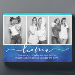 Placa Expositora Familia doméstica dice tipografía moderna tres fot<br><div class="desc">Este diseño moderno muestra tres de tus fotos favoritas con el texto "hogar - la historia de quiénes somos y una colección de todas las cosas que amamos" en la tipografía moderna.</div>