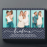 Placa Expositora Familia doméstica dice tipografía moderna tres fot<br><div class="desc">Este diseño moderno muestra tres de tus fotos favoritas con el texto "hogar - la historia de quiénes somos y una colección de todas las cosas que amamos" en la tipografía moderna.</div>