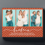 Placa Expositora Familia doméstica dice tipografía moderna tres fot<br><div class="desc">Este diseño moderno muestra tres de tus fotos favoritas con el texto "hogar - la historia de quiénes somos y una colección de todas las cosas que amamos" en la tipografía moderna.</div>