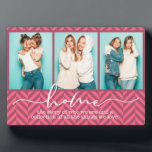 Placa Expositora Familia doméstica dice tipografía moderna tres fot<br><div class="desc">Este diseño moderno muestra tres de tus fotos favoritas con el texto "hogar - la historia de quiénes somos y una colección de todas las cosas que amamos" en la tipografía moderna.</div>