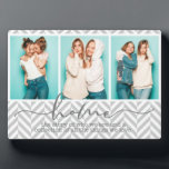 Placa Expositora Familia doméstica dice tipografía moderna tres fot<br><div class="desc">Este diseño moderno muestra tres de tus fotos favoritas con el texto "hogar - la historia de quiénes somos y una colección de todas las cosas que amamos" en la tipografía moderna.</div>