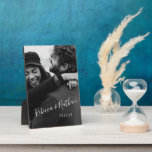 Placa Expositora Fecha Boda de fotos de parejas de amor personaliza<br><div class="desc">Boda de foto de pareja de amor personalizado con placa de fecha</div>