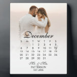 Placa Expositora Fecha Boda simple y moderna<br><div class="desc">Esta placa simple y moderna de fecha Boda es el regalo perfecto para los recién casados de su vida. Muestra su fecha de boda y una foto de ellos en esta placa personalizada y pueden mostrarlo en su casa durante años.</div>