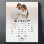 Placa Expositora Fecha Boda simple y moderna<br><div class="desc">Esta placa simple y moderna de fecha Boda es el regalo perfecto para los recién casados de su vida. Muestra su fecha de boda y una foto de ellos en esta placa personalizada y pueden mostrarlo en su casa durante años.</div>