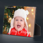 Placa Expositora Feliz guión navideño Moda superpuesta foto bebé<br><div class="desc">Elegante placa de fotos de Feliz Navidad con hermoso guión cursivo en blanco. Este moderno regalo de fotografía para bebés de vacaciones presenta una tipografía magnífica y tu texto personalizado sobre la imagen completa de la sangre en blanco en la parte superior. Perfecto para celebrar a un bebé sonriente o...</div>