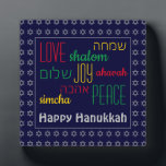 Placa Expositora FELIZ HANUKKAH Ama Joy Paz HEBREW Personalizado<br><div class="desc">Esta es una colorida placa de escritorio festiva con la falsa Estrella plateada de David en un patrón sutil contra un fondo azul profundo. Las palabras LOVE JOY PEACE, incluyendo sus traducciones en hebreo, están codificadas en rojo, amarillo y verde. El texto es personalizable en funda que deseas cambiar cualquier...</div>