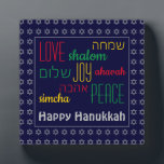 Placa Expositora FELIZ HANUKKAH Ama Joy Paz HEBREW Personalizado<br><div class="desc">Esta es una colorida placa de escritorio festiva con la falsa Estrella plateada de David en un patrón sutil contra un fondo azul profundo. Las palabras LOVE JOY PEACE, incluyendo sus traducciones en hebreo, están codificadas en rojo, amarillo y verde. El texto es personalizable en funda que deseas cambiar cualquier...</div>