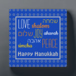 Placa Expositora FELIZ HANUKKAH Ama la paz de la felicidad | HEBREW<br><div class="desc">Esta es una colorida placa de escritorio festiva con la falsa Estrella de David en plata en un patrón sutil contra un fondo azul claro israelí. Las palabras LOVE JOY PEACE, incluyendo sus traducciones en hebreo, están codificadas en blanco, amarillo y naranja. El texto es personalizable en funda que usted...</div>